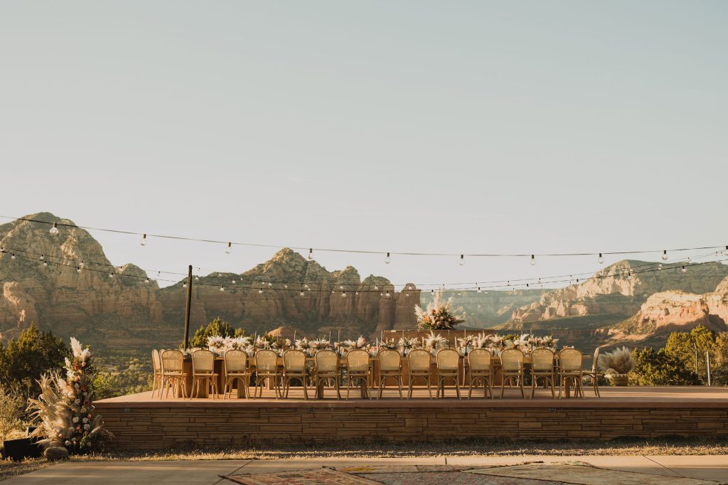 A communal table overlooking red-rock views in Sedona